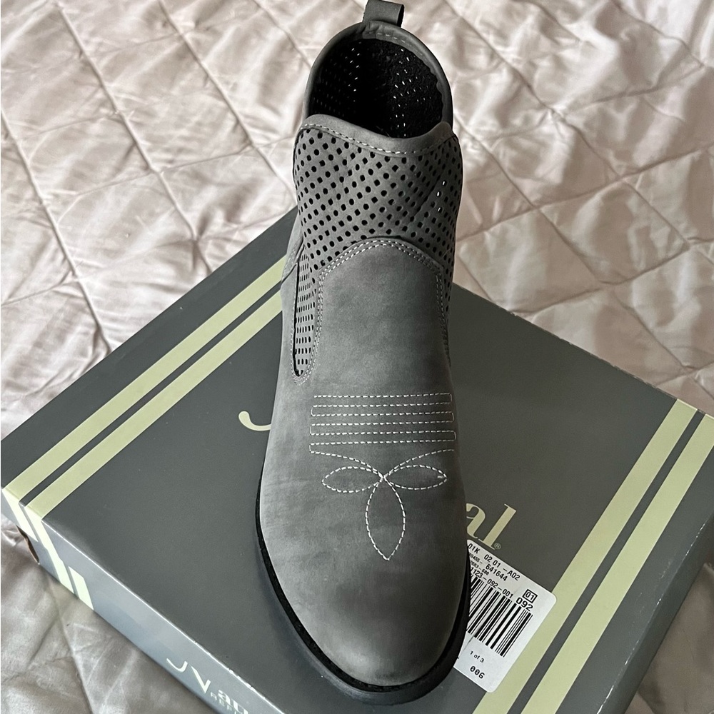Women’s Natural Reflections boot size 11.